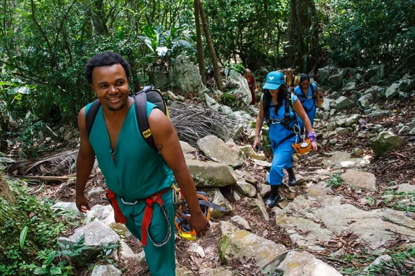 Pessoas em trajes caminhadas pela selva — Fotografia de Stock