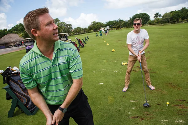 Oynama ve golf pratik iki adam