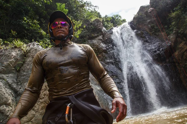 şelale Salto Baiguate yürüyen adam