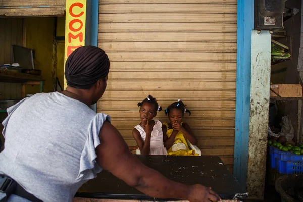 女人和两个小女孩在市场 免版税图库照片