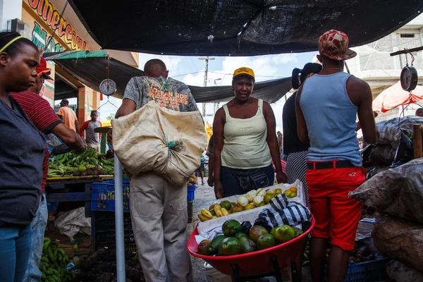 非洲人卖水果和蔬菜 图库图片