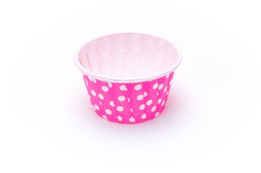 Pembe polka dot kağıt bardak izole