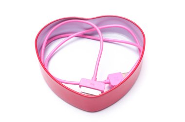 pembe cep telefonu cabler izole kalp kutu içinde