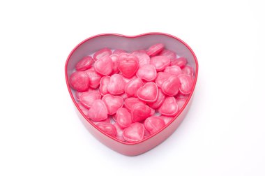 Kalp şekli kutu izole Sevgililer günü için kırmızı kalp şekerler