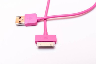 izole pembe cep telefonu cabler