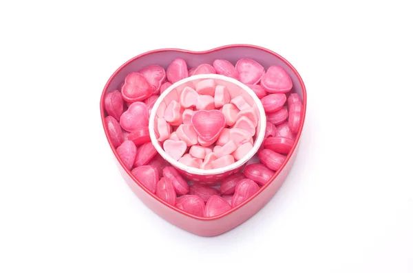 Rosa Herzbonbons in Tasse und in Herzform Box für Valentin d — Stockfoto