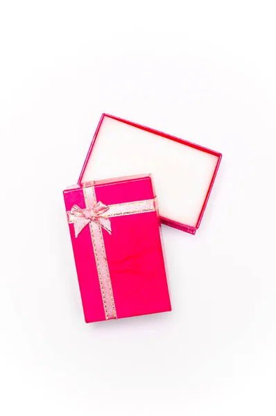 Öppna röd presentbox med band rosett isolerade — Stockfoto