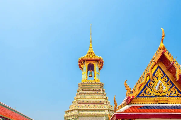De klokkentoren in Wat Phra Kaew, de Grand paleis, Bangkok, Th — Stockfoto
