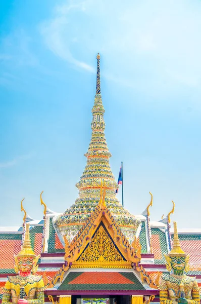 The Giant Demon Guardian en Wat Phra Kaew, Gran Palacio, Bangkok —  Fotos de Stock