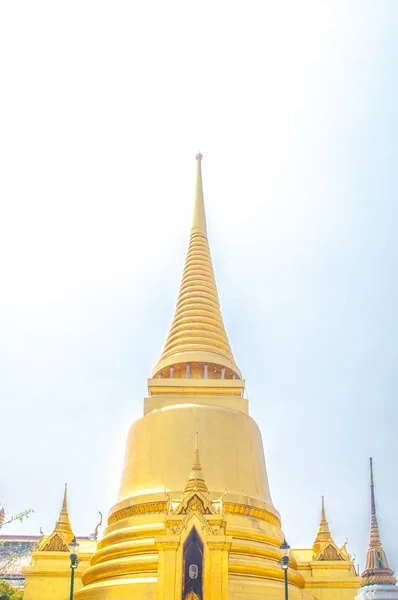 La Pagoda de Oro en el Gran Palacio y Wat phra keaw Bangkok Thai —  Fotos de Stock