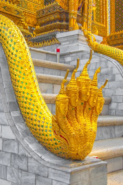 Zlatý Naga socha na Wat Phra Kaew, Royal Grand Palace, Ba — Stock fotografie