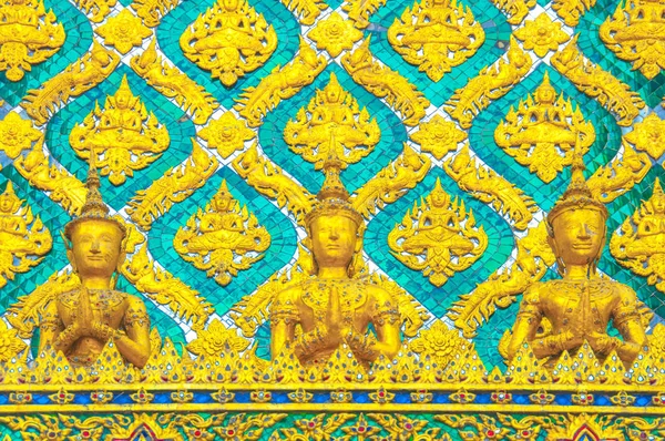 Anděl a Garuda socha s thajské vzor v Grand palace — Stock fotografie