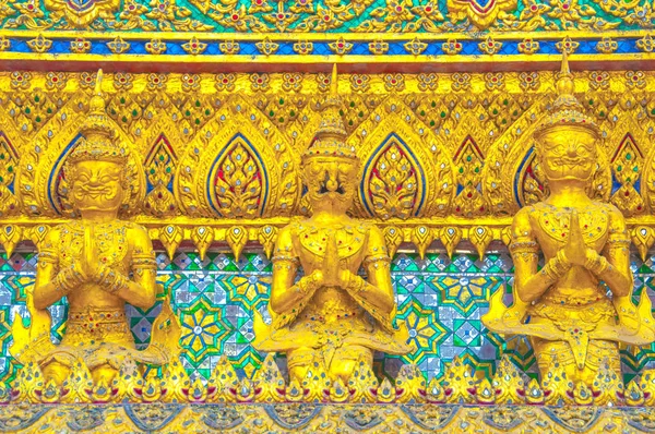 Anděl a Garuda socha s thajské vzor v Grand palace — Stock fotografie