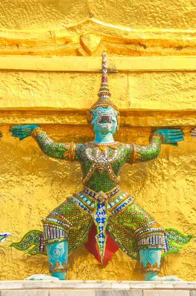 Obři pod zlatou pagodu, socha bojovníka v The Grand Palace — Stock fotografie