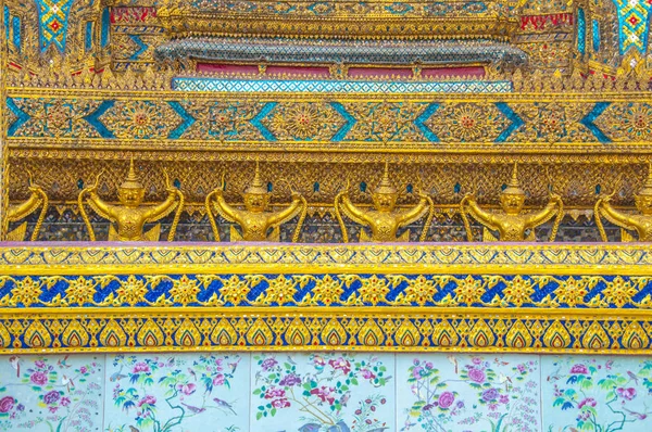 Garuda socha s thajské vzor v Grand palace a Wat phr — Stock fotografie