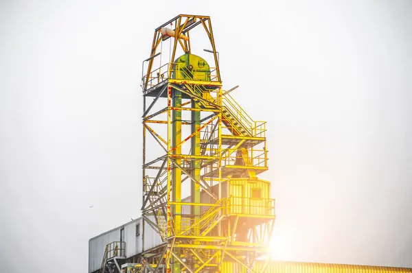 Vista industrial en la zona industrial de la refinería de petróleo — Foto de Stock