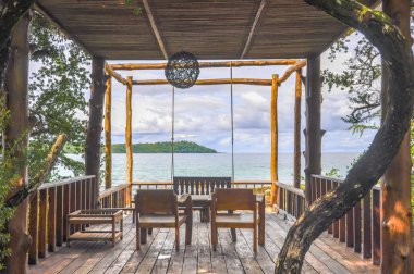 Tropikal bambu sahil kulübe