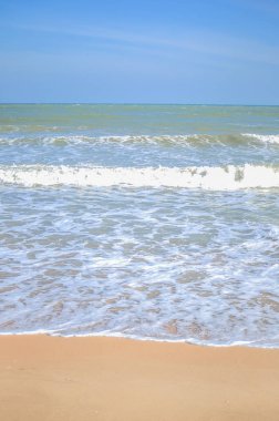 Kumsalda Mavi Okyanusun Yumuşak Dalgası 
