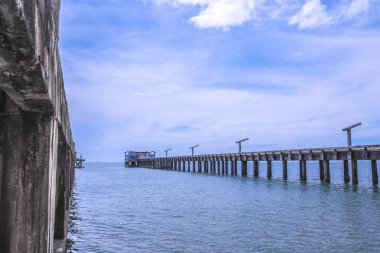 Perspektif Görünümü beton köprü. Manzara plaj, s