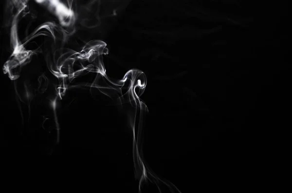 Humo blanco sobre fondo negro — Foto de Stock