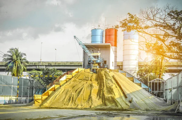 Industriële achtergrond - crusher bij open pit mining en processin — Stockfoto