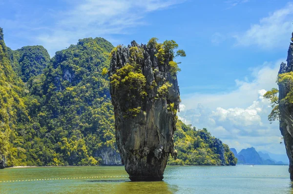 James Bond ilha perto de Phuket na Tailândia. Marco famoso e f — Fotografia de Stock