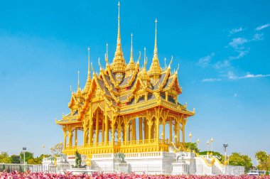 Barom Mangalanusarani Pavillian ile belgili tanımlık are içinde çiçek alan