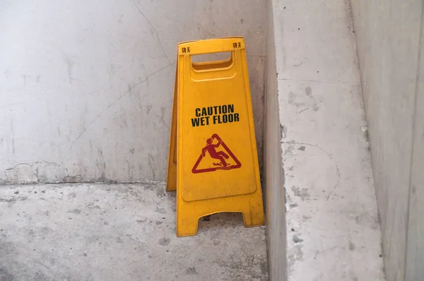 Cuidado piso molhado sinal — Fotografia de Stock