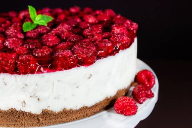 Rendelenmiş çikolata Stracciatella ile Ahududu Cheesecake
