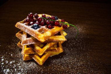 Yaban mersini ve kırmızı kuş üzümü ile Belçika waffle