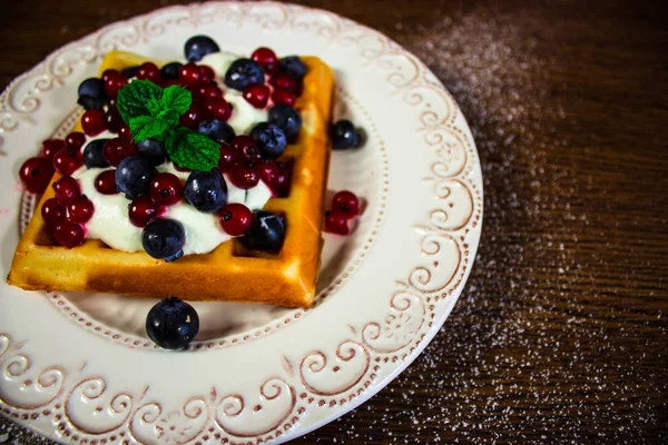 Gaufres belges aux bleuets, cassis rouge et crème fouettée — Photo