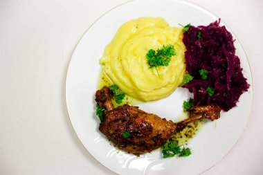 Kızarmış ördek bacak patates ile