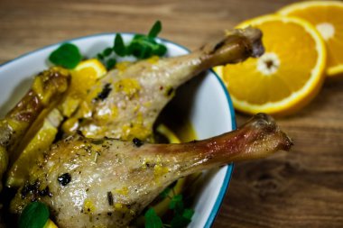 Portakal ile pişirilmiş ördek