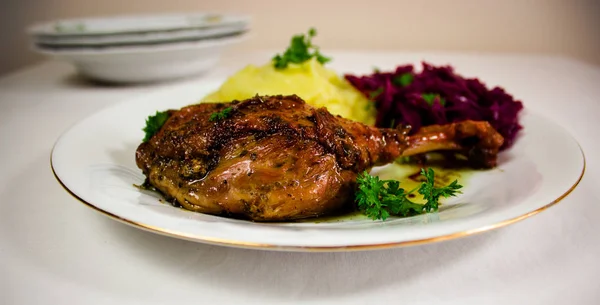 Kızarmış ördek bacak patates ile