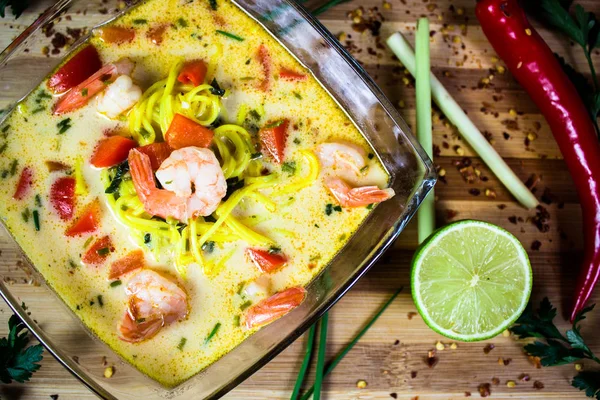 Tay prawn Hindistan cevizi çorbası