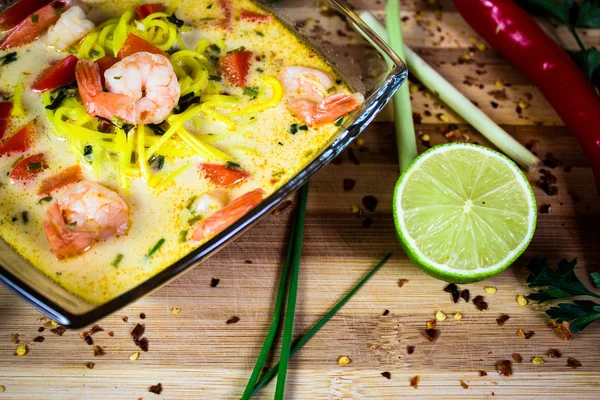 Tay prawn Hindistan cevizi çorbası