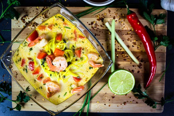 Tay prawn Hindistan cevizi çorbası
