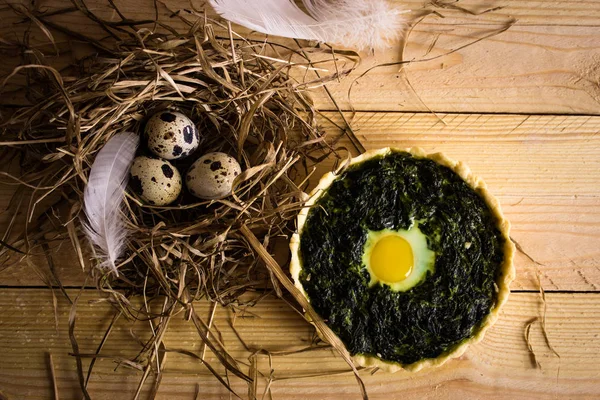 Ispanak ve bıldırcınlar tart yumurta