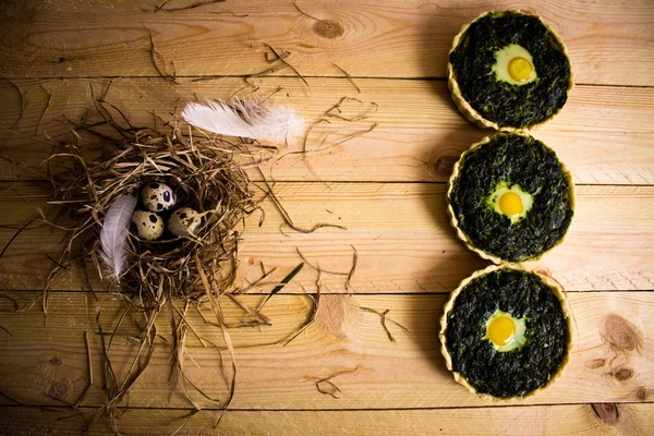 Ispanak ve bıldırcınlar tart yumurta