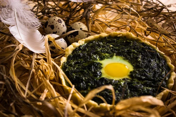 Ispanak ve bıldırcınlar tart yumurta