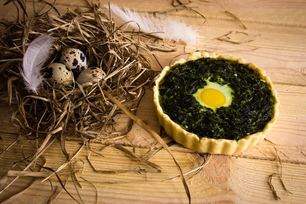 Ispanak ve bıldırcınlar tart yumurta