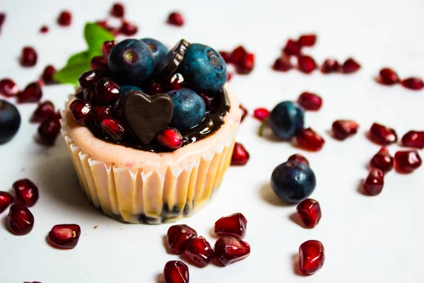 ブルーベリー、ザクロ、チョコレートとチーズのカップケーキ — ストック写真