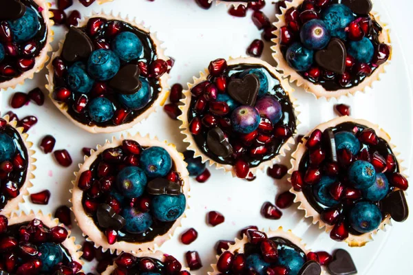 Yaban mersini, nar ve çikolata ile peynir cupcakes