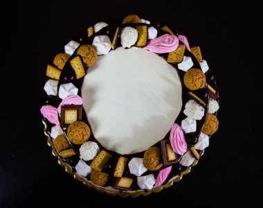 Beyaz kremalı pasta çikolata sosu ile. Beyaz kremalı pasta kurabiye, beze ve aşağı akan buzlanma çikolata ile dekore edilmiş Modern iki katmanı. İki düzey yuvarlak pasta.