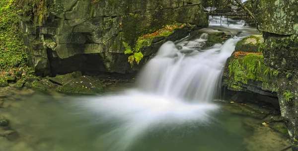Panorama der herbstlichen Wasserfälle — Stockfoto