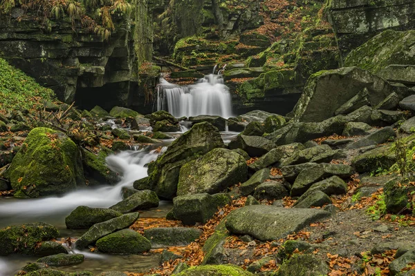 Herbstwasserfälle mit Steinen — Stockfoto