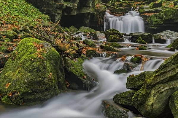 Herbstwasserfälle mit Steinen — Stockfoto