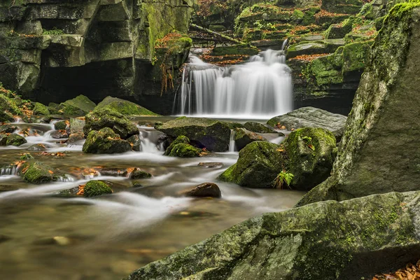 Herbstwasserfälle mit Steinen — Stockfoto