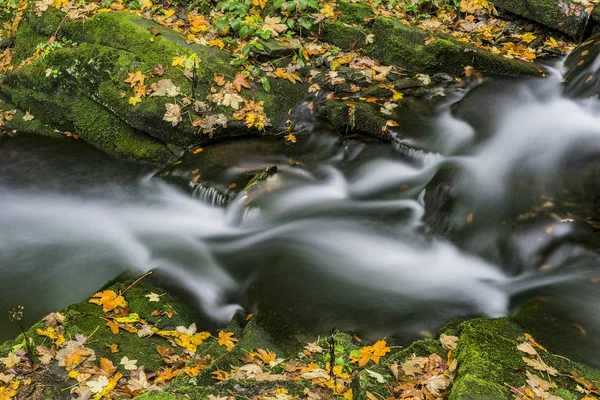 Pohled na podzimní vodopády — Stock fotografie