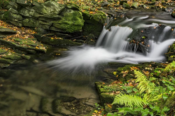 Вид на осінні водоспади — стокове фото